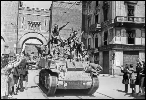 Partigiani in Corso di Porta Ticinese, Milano, 1945 - Farabola Immagine digitale