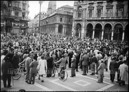Partigiani in Duomo, 1945 - Farabola Immagine digitale