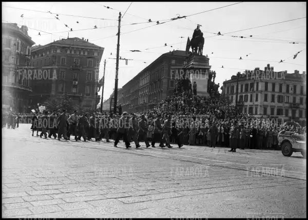 Partigiani in piazza Castello, 1945 - Farabola Immagine digitale