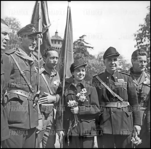 Partigiani in piazza Castello, Milano, 1945 - Farabola Immagine digitale
