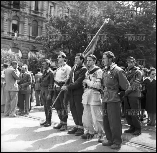 Partigiani in piazza Castello, Milano, 1945 - Farabola Immagine digitale