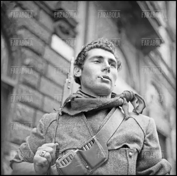 Partigiano in piazza Castello, Milano, 1945 - Farabola Immagine digitale