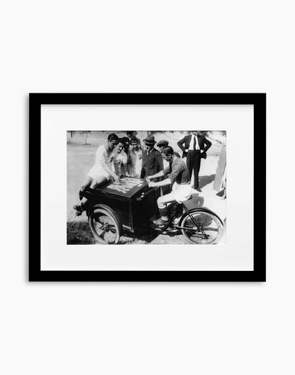 Partita a carte prima di Fiorentina-Padova, 1933 — stampa fine art con cornice nera
