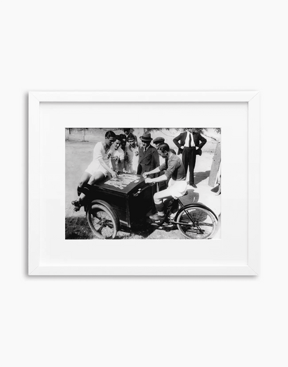 Partita a carte prima di Fiorentina-Padova, 1933 — stampa fine art con cornice bianca