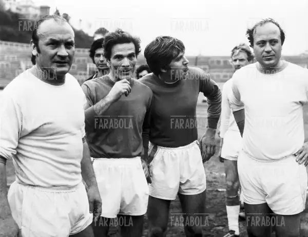 Partita di calcio tra attori - cantanti e vecchie glorie della Roma, 1971 - Farabola Immagine digitale
