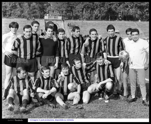 Partita di calcio tra il clan Celentano e altri musicisti all'Arena Civica, Milano, 1965 - Farabola Immagine digitale