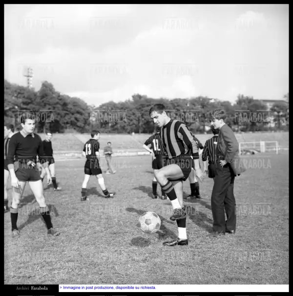 Partita di calcio tra il clan Celentano e altri musicisti all'Arena Civica, Milano, 1965 - Farabola Immagine digitale