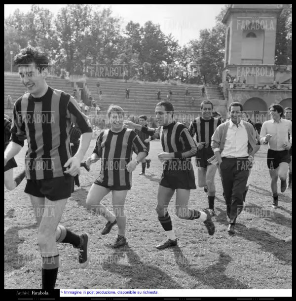 Partita di calcio tra il clan Celentano e altri musicisti all'Arena Civica, Milano, 1965 - Farabola Immagine digitale