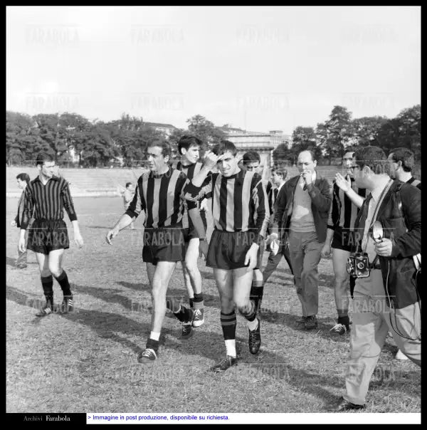 Partita di calcio tra il clan Celentano e altri musicisti all'Arena Civica, Milano, 1965 - Farabola Immagine digitale