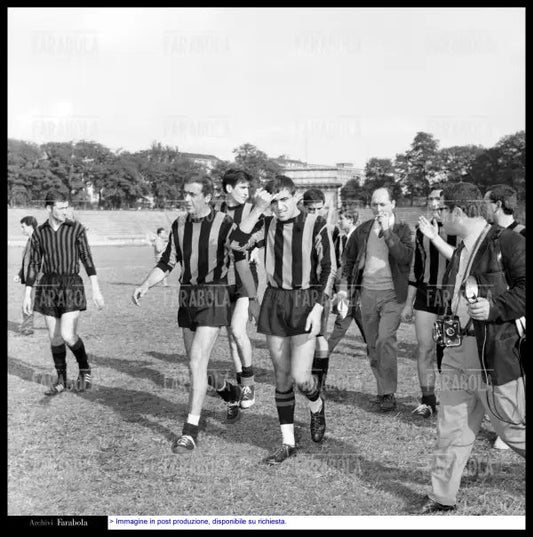 Partita di calcio tra il clan Celentano e altri musicisti all'Arena Civica, Milano, 1965 - Farabola Immagine digitale