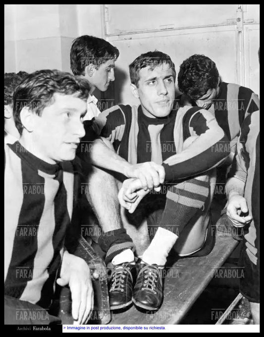Partita di calcio tra il clan Celentano e altri musicisti all'Arena Civica, Milano, 1965 - Farabola Immagine digitale