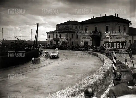 Passaggio a Piacenza, Mille Miglia, 1952 - Farabola Immagine digitale