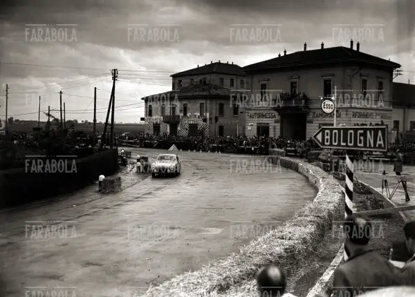 Passaggio a Piacenza, Mille Miglia, 1952 - Farabola Immagine digitale