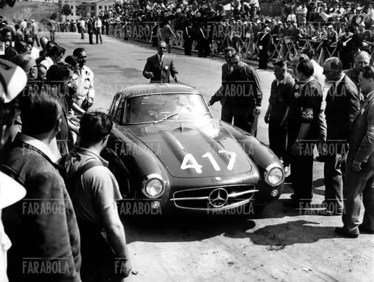 Passaggio a Roma della Mercedes di Fitch, Mille Miglia, 1955 - Farabola Immagine digitale