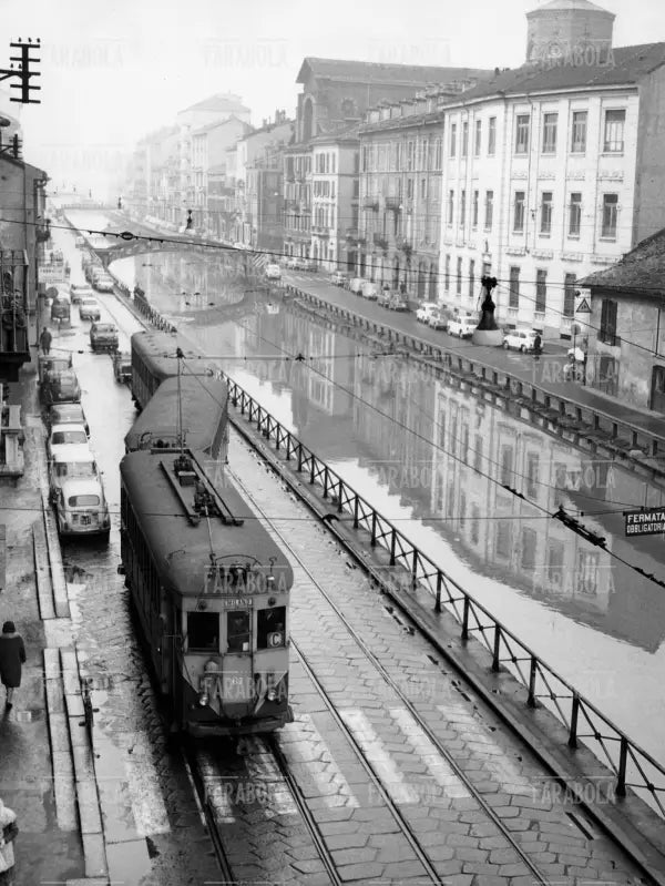 Passaggio del tram in Ripa Ticinese, Milano, 1966 - Farabola Immagine digitale