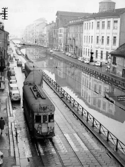 Passaggio del tram in Ripa Ticinese, Milano, 1966 - Farabola Immagine digitale
