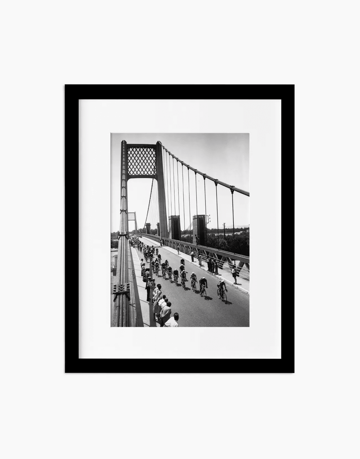 Tour de France sul Pont de Rognonas, 1951 — stampa fine art con cornice nera