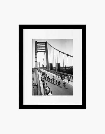 Tour de France sul Pont de Rognonas, 1951 — stampa fine art con cornice nera