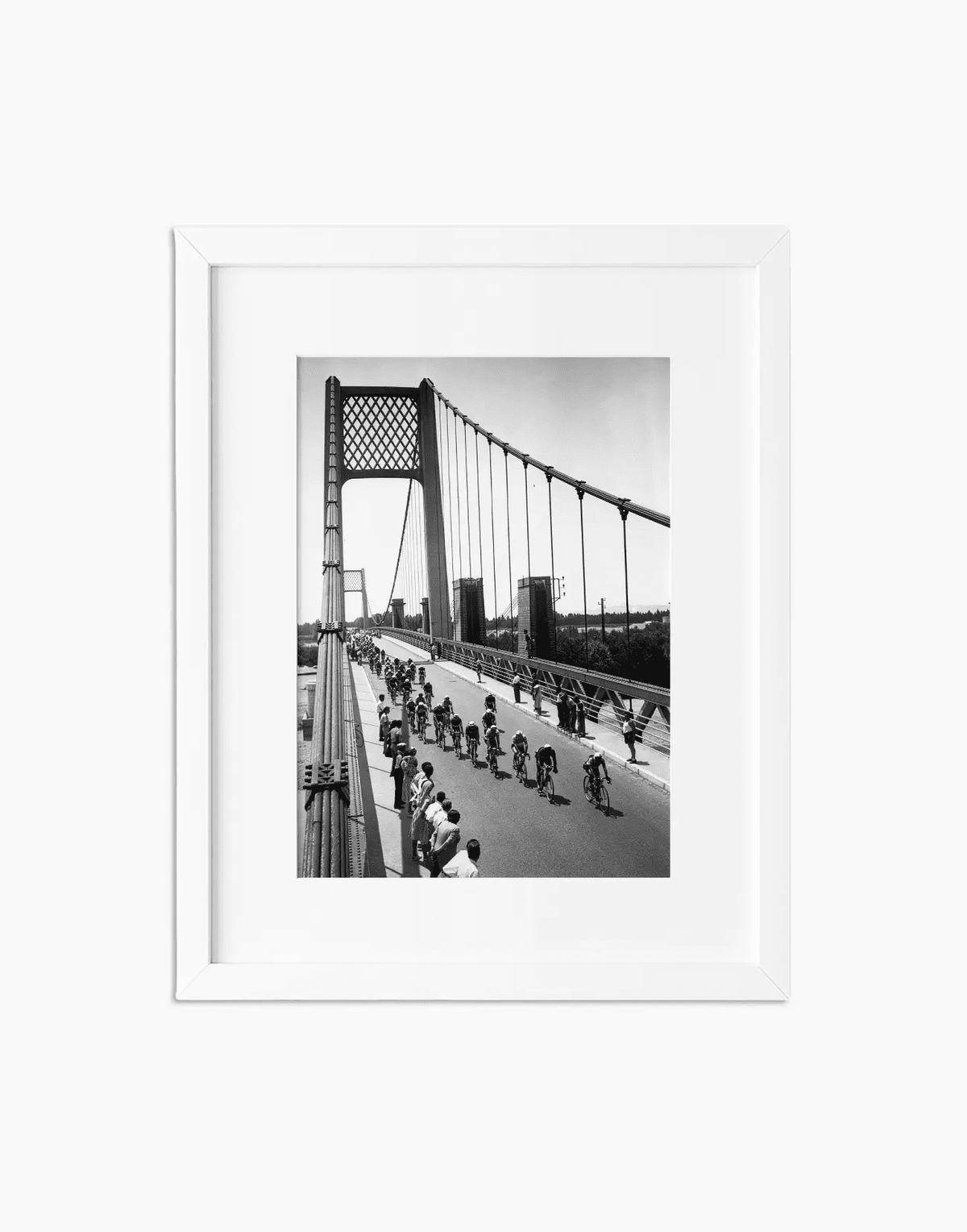 Tour de France sul Pont de Rognonas, 1951 — stampa fine art con cornice bianca