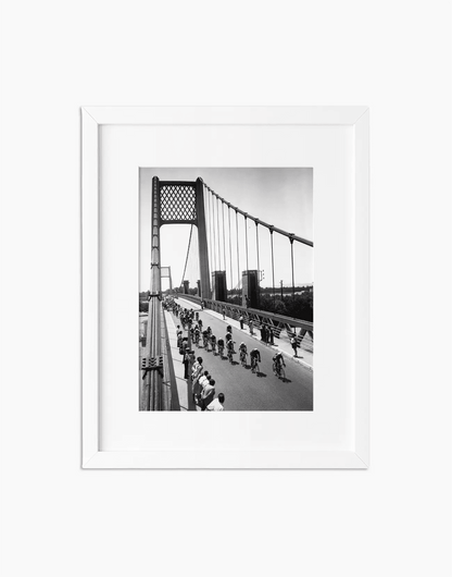 Tour de France sul Pont de Rognonas, 1951 — stampa fine art con cornice bianca