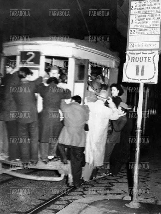Passeggeri sul tram della linea 2, Milano, 1946 - Farabola Immagine digitale