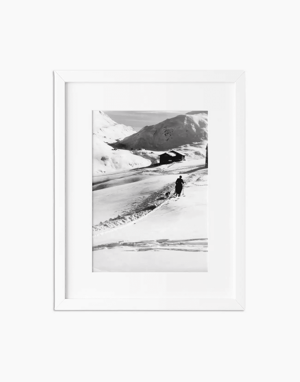 Passeggiata con il cane a Courmayeur, anni 60 — stampa fine art con cornice bianca
