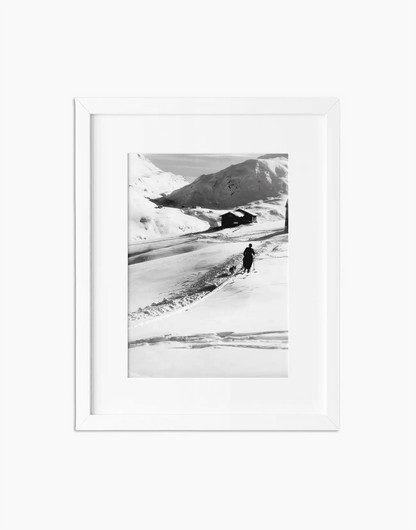 Passeggiata con il cane a Courmayeur, anni 60 — stampa fine art con cornice bianca