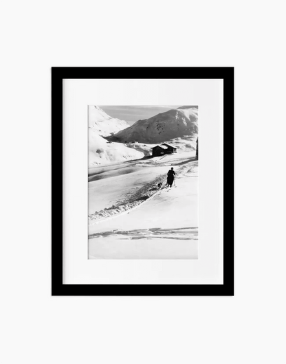 Passeggiata con il cane a Courmayeur, anni 60 — stampa fine art con cornice nera
