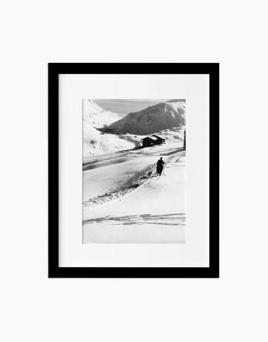 Passeggiata con il cane a Courmayeur, anni 60 — stampa fine art con cornice nera