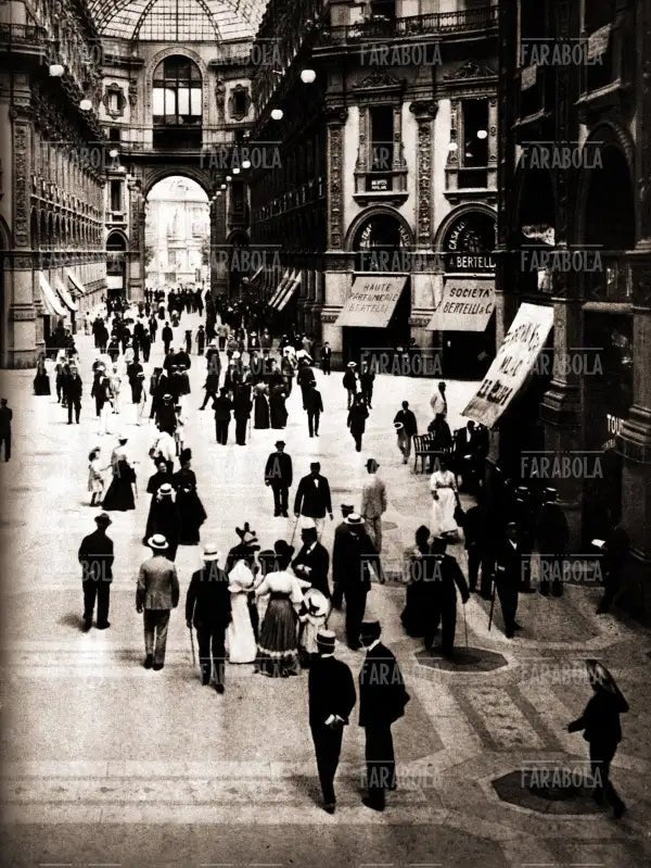 Passeggiata in Galleria Vittorio Emanuele II, Milano, 1905 - Farabola Immagine digitale