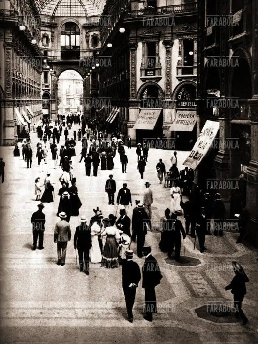 Passeggiata in Galleria Vittorio Emanuele II, Milano, 1905 - Farabola Immagine digitale
