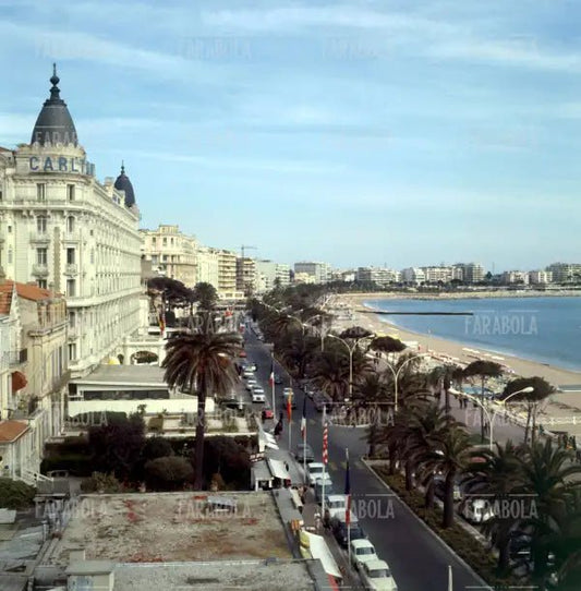 Passeggiata sulla Promenade La Croisette, Cannes, anni 60 - Farabola Immagine digitale