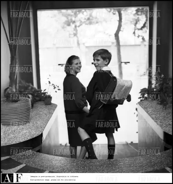 Pat O' Hara accopagna a scuola il figlio Ricky Tognazzi, Milano, 1963 - Farabola Immagine digitale