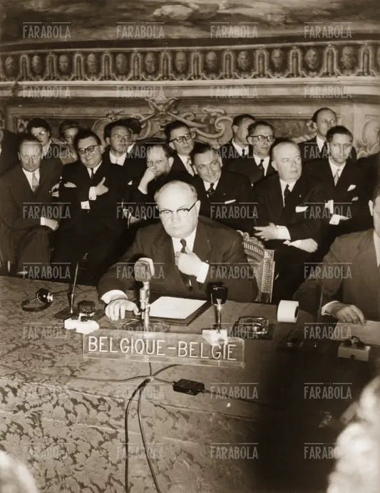 Paul Henri Spaak firma i trattati per la CEE, Roma, 1957 - Farabola Immagine digitale