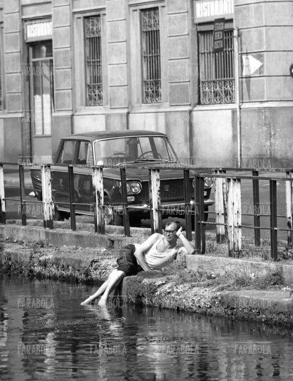 Pediluvio nel Naviglio Pavese, Milano, anni 60 - Farabola Immagine digitale