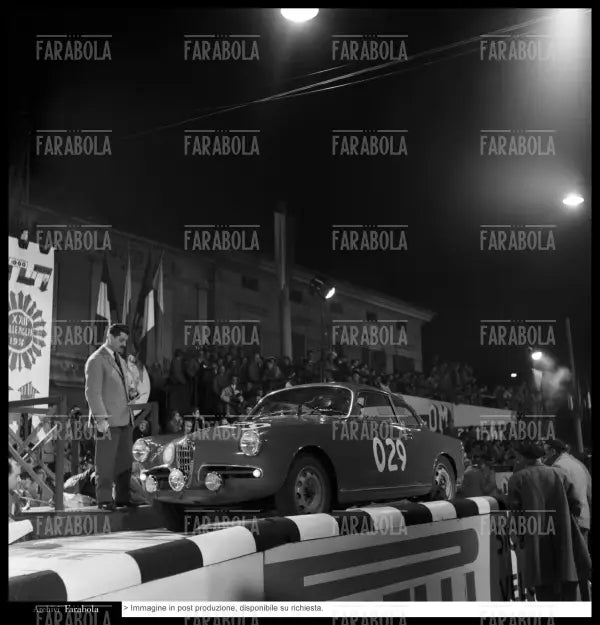Pegaso su una Alfa Romeo Giulietta, Mille Miglia, 1956 - Farabola Immagine digitale