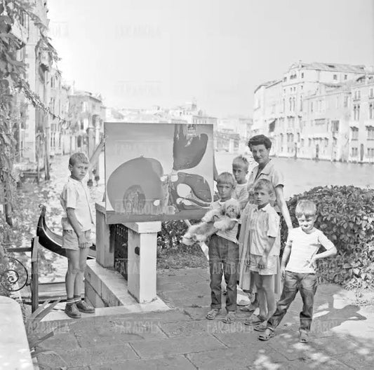 Peggy Guggenheim con La nascita dei desideri liquidi di Salvador Dalì, Venezia, 1957 - Farabola Immagine digitale