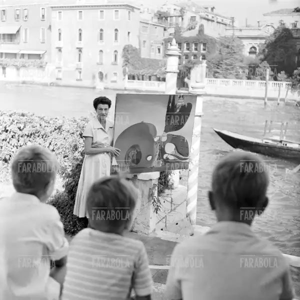 Peggy Guggenheim con La nascita dei desideri liquidi di Salvador Dalì, Venezia, 1957 - Farabola Immagine digitale