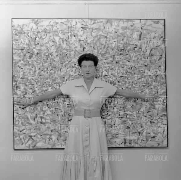 Peggy Guggenheim davanti all'opera Senza Titolo, Venezia, 1957 - Farabola Immagine digitale