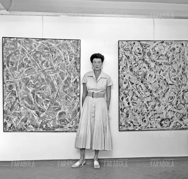 Peggy Guggenheim tra due opere di Tancredi, Venezia, 1957 - Farabola Immagine digitale