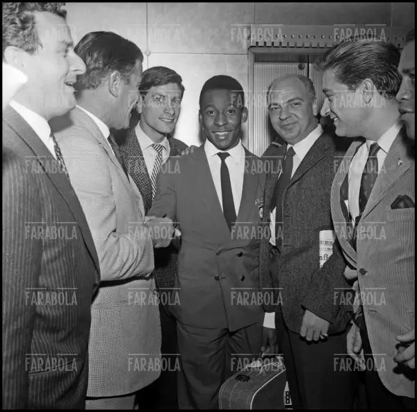 Pelé al suo arrivo a Linate con la squadra del Brasile, Milano, 1963 - Farabola Immagine digitale