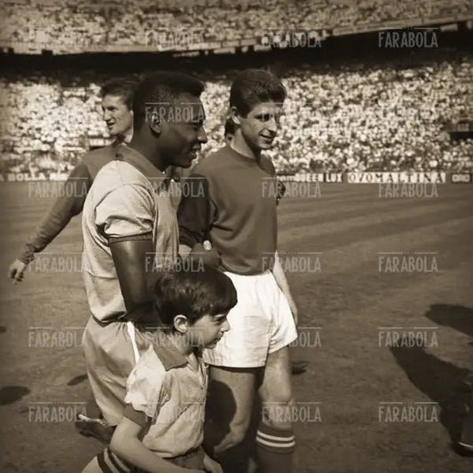 Pelè e Gianni Rivera, Italia vs Brasile, 1963 - Farabola Immagine digitale