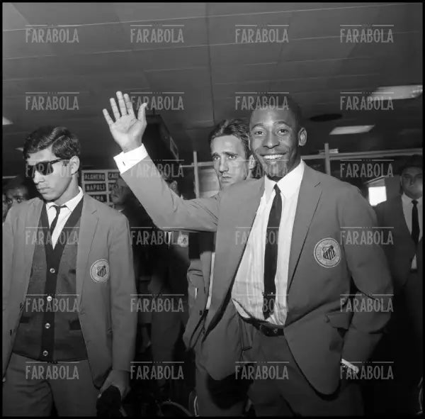 Pelé e la squadra del Santos all'arrivo a Linate, Milano, 1967 - Farabola Immagine digitale