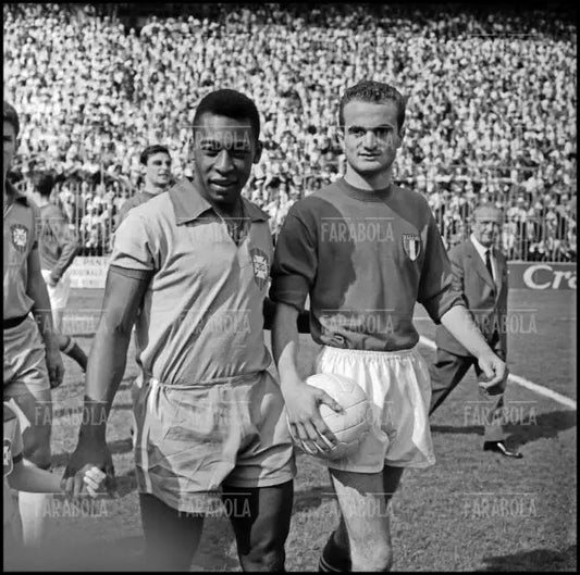 Pelé e Sandro Mazzola, amichevole Italia vs Brasile, 1963 - Farabola Immagine digitale