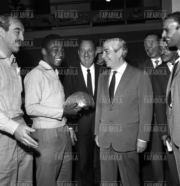 Pelé incontra il presidente dell'Inter Angelo Moratti, Milano, 1963 - Farabola Immagine digitale