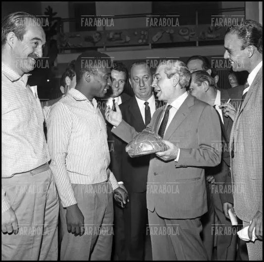 Pelé incontra il presidente dell'Inter Angelo Moratti, Milano, 1963 - Farabola Immagine digitale