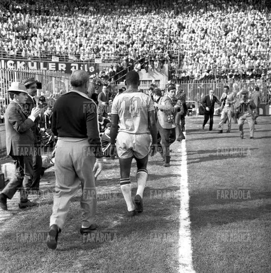 Pelè mentre esce dal campo a San Siro, Italia vs Brasile, 1963 - Farabola Immagine digitale