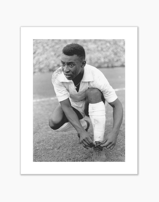 Pelè si allaccia le scarpe, Santos 1964 - Farabola Fotografia