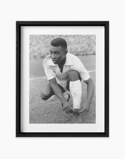 Pelè si allaccia le scarpe, Santos 1964 - Farabola Fotografia