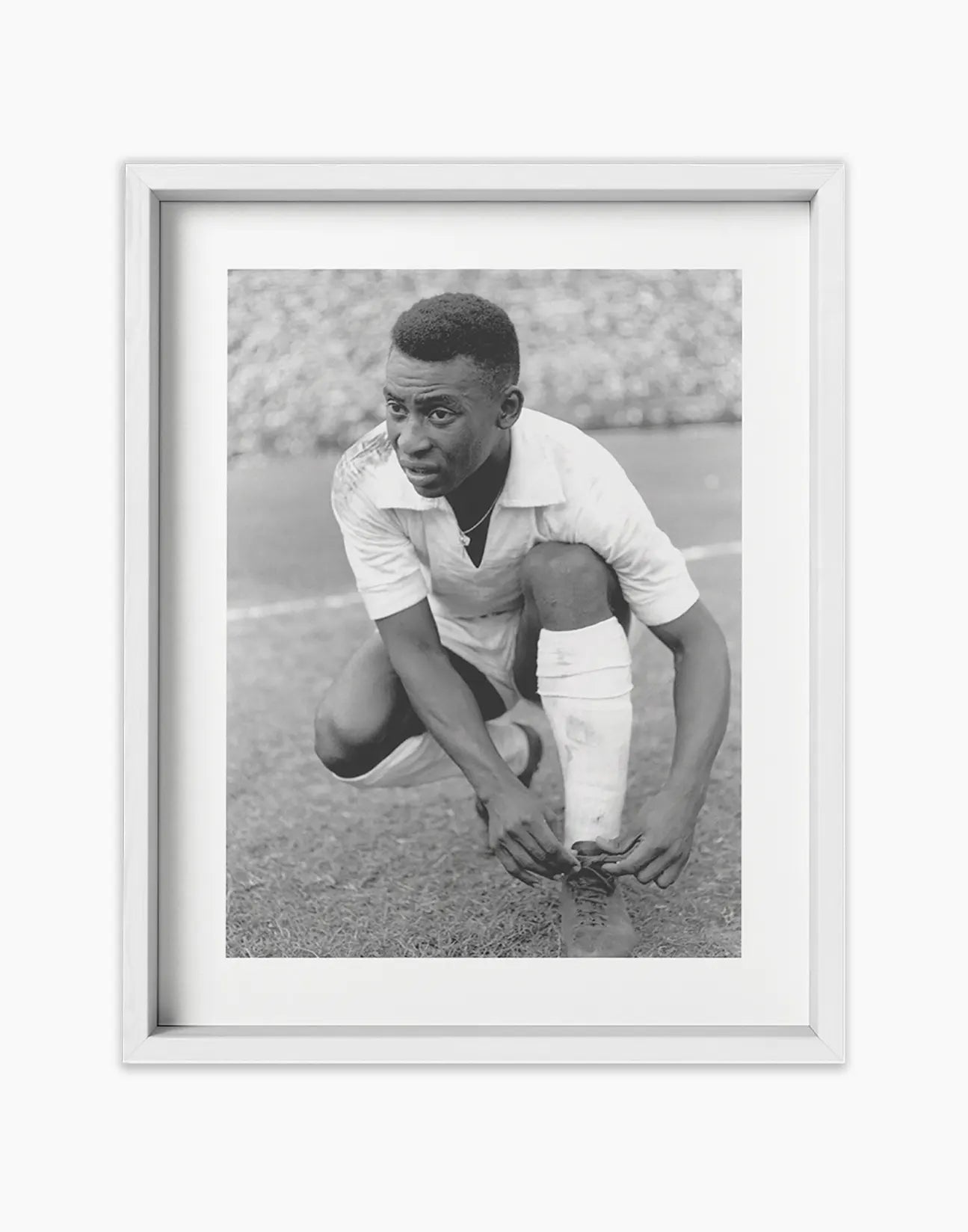 Pelè si allaccia le scarpe, Santos 1964 - Farabola Fotografia